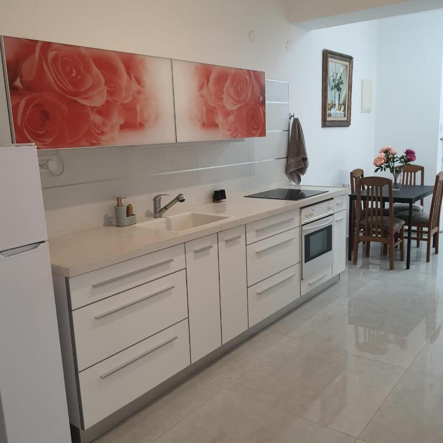 Lovely Three-Room Apartment Above The Promenade 아슈도드 외부 사진